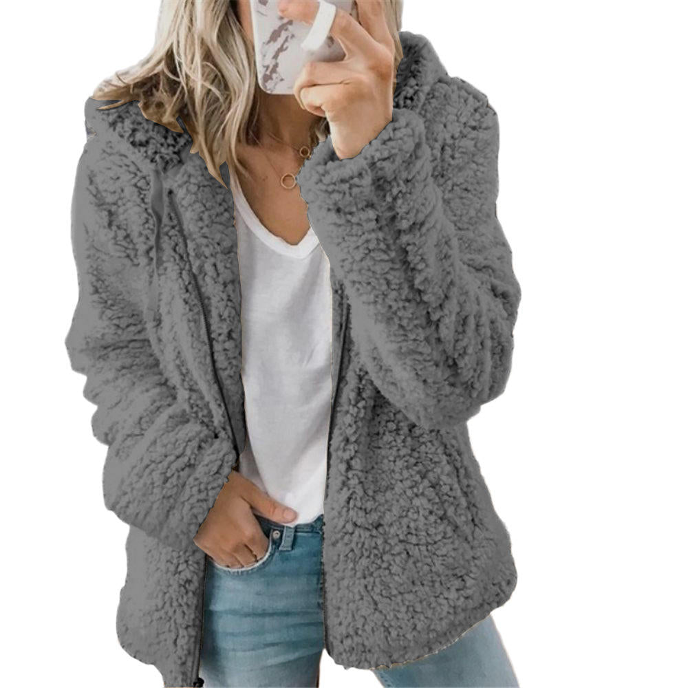 Nahaufnahme: Kuscheliger Teddy-Stoff des eleganten Damen Herbst-/Wintermantels. Warmer & modischer Look.