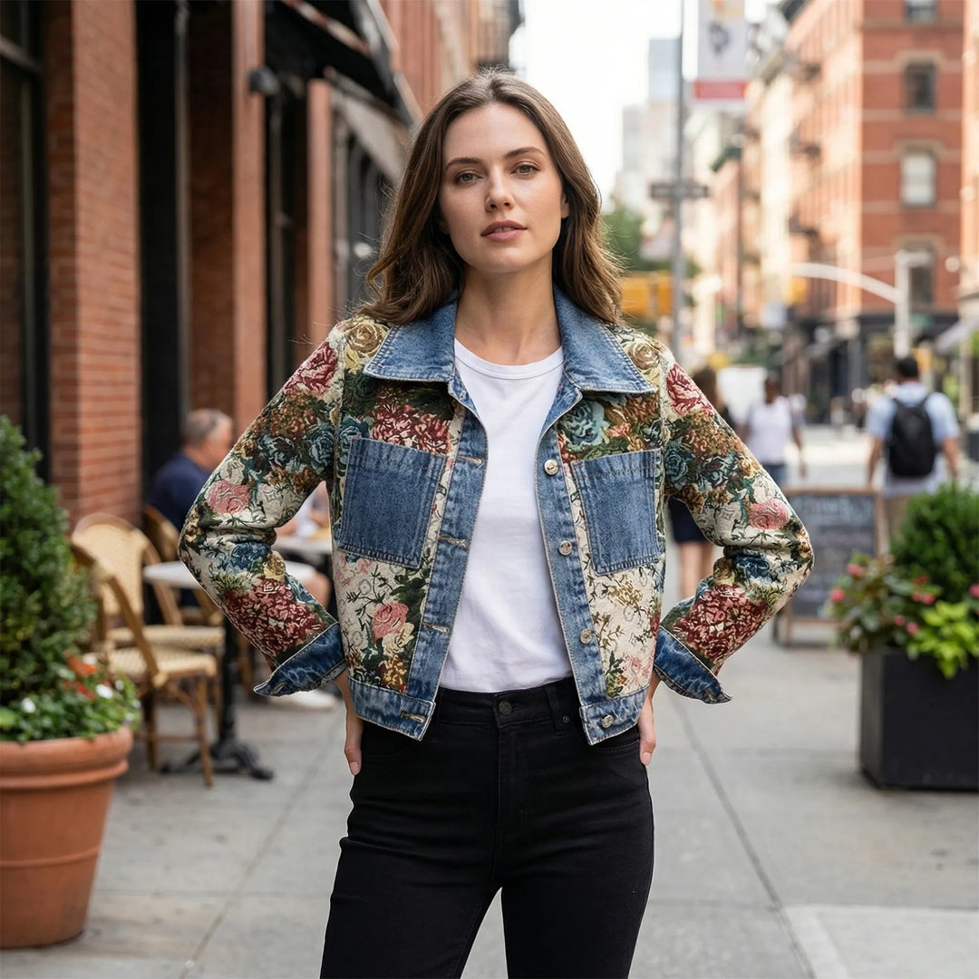 Modische Damen Denim Jacke in Blau, cropped geschnitten mit einzigartigem Statement-Print. Perfekt für lässige Looks.