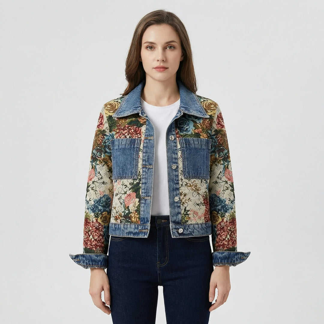 Gekürzte Damen Denim Jacke in Blau mit auffälligem Statement-Druck. Trendige Kurzjacke für Damenmode.