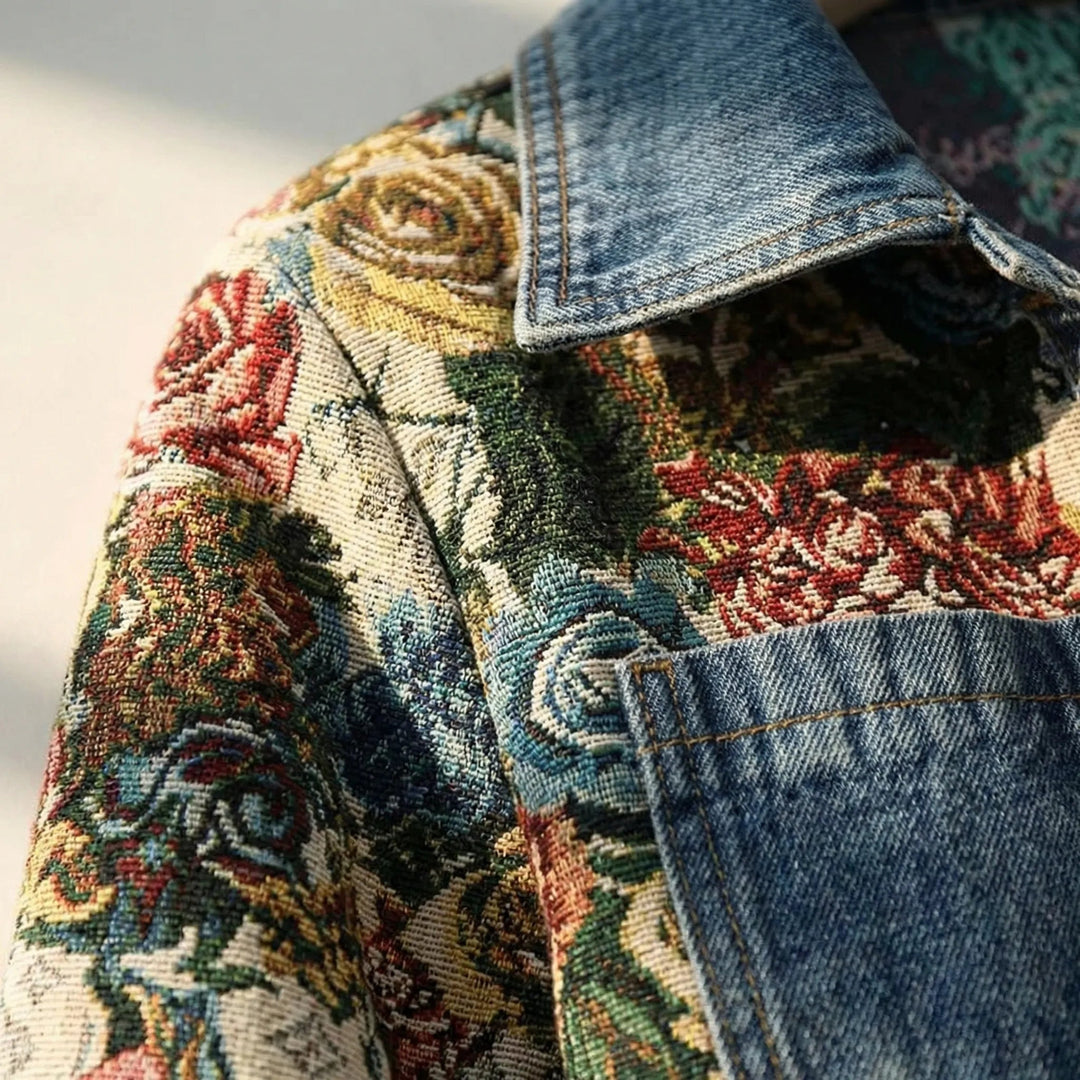 Blaue Jeansjacke für Damen, gekürzt & mit coolem Statement-Print. Lässige Oberbekleidung für modische Outfits.