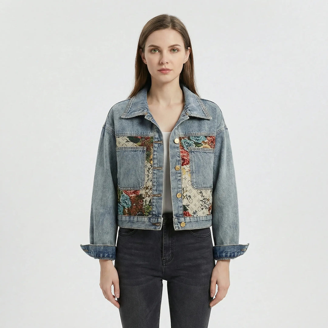 Kurze Damen Jeansjacke mit angesagtem Statement-Druck & modernem Cropped-Schnitt. Ideal als modische Damenjacke.