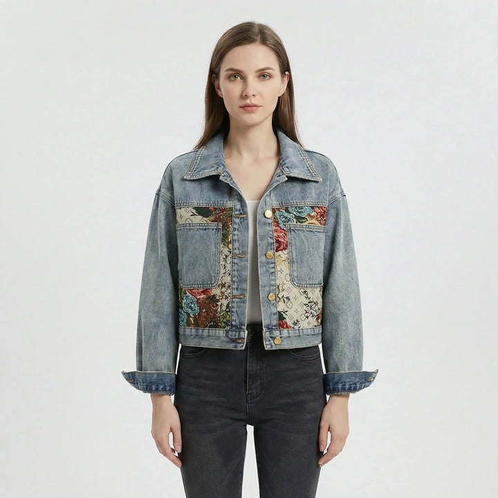 Kurze Damen Jeansjacke mit angesagtem Statement-Druck & modernem Cropped-Schnitt. Ideal als modische Damenjacke.