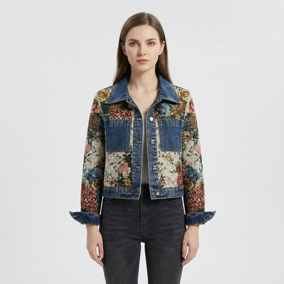 Blaue Damen Jeansjacke mit gekürztem Schnitt & modischem Statement-Druck auf dem Rücken. Trendige Kurzjacke.