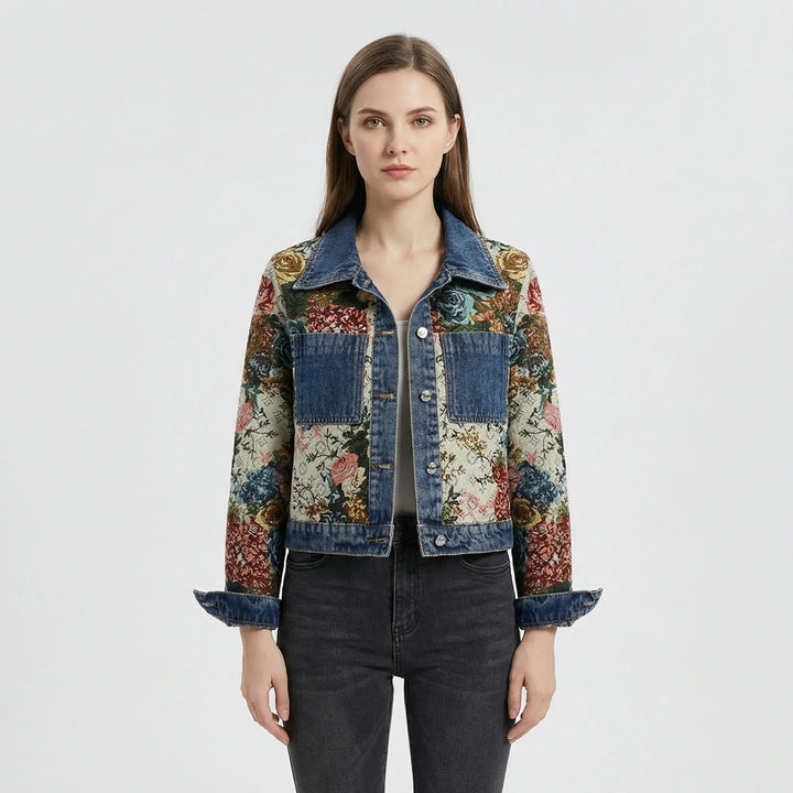 Blaue Damen Jeansjacke mit gekürztem Schnitt & modischem Statement-Druck auf dem Rücken. Trendige Kurzjacke.