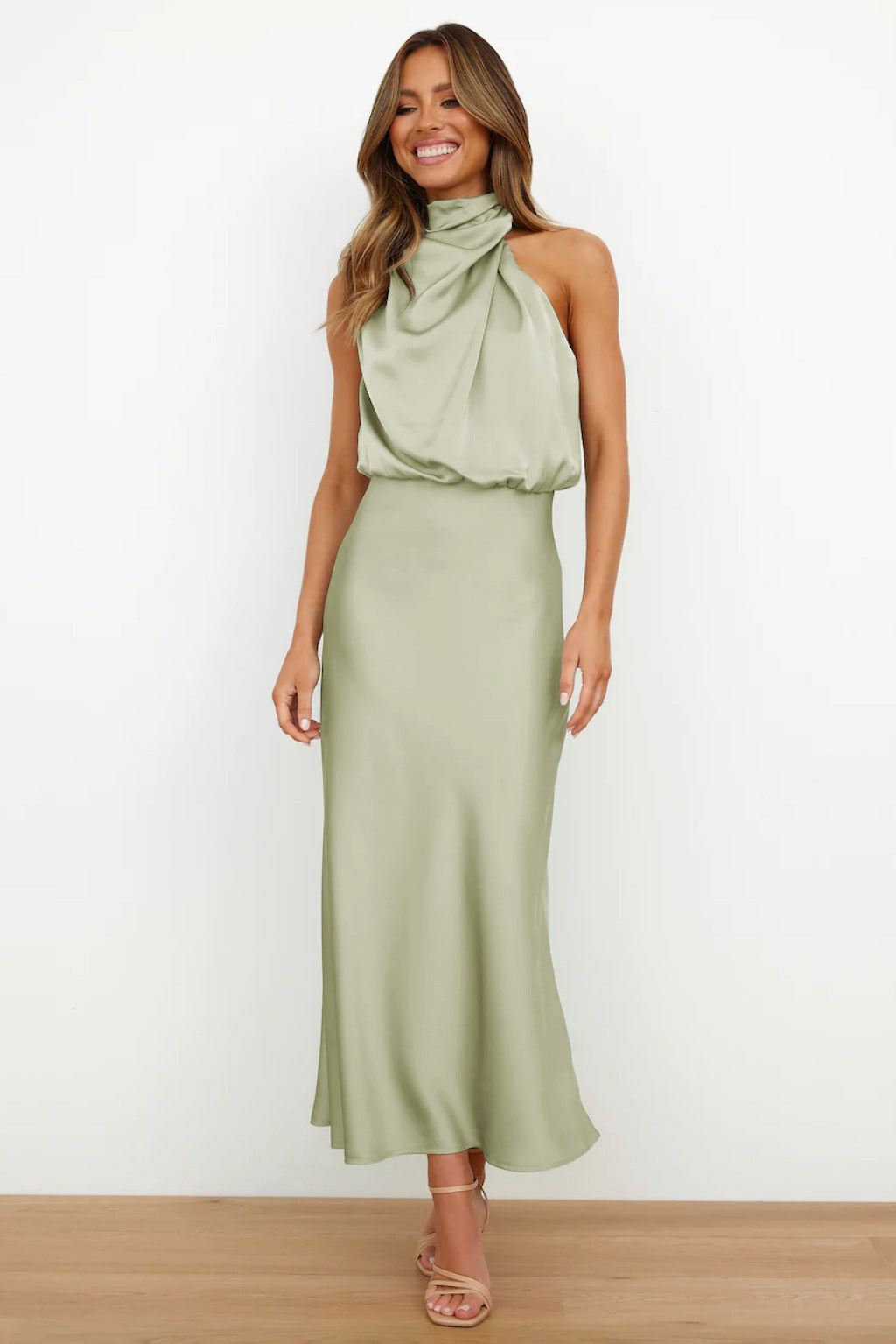 Elegantes Damen Abendkleid, bodenlang, mit Halterneck für Gala-Events.