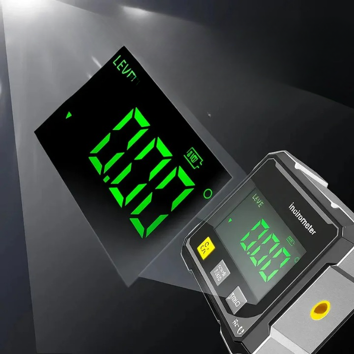 Frontansicht: Digitaler Winkelmesser mit beleuchtetem LCD-Display und roter Laserlinie.