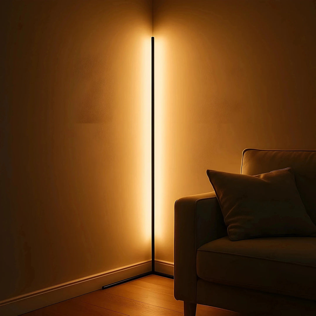 Dimmbare LED Ecklampe in Weiß, energiesparend und modern. Ideal für Wohnzimmer & Schlafzimmer.