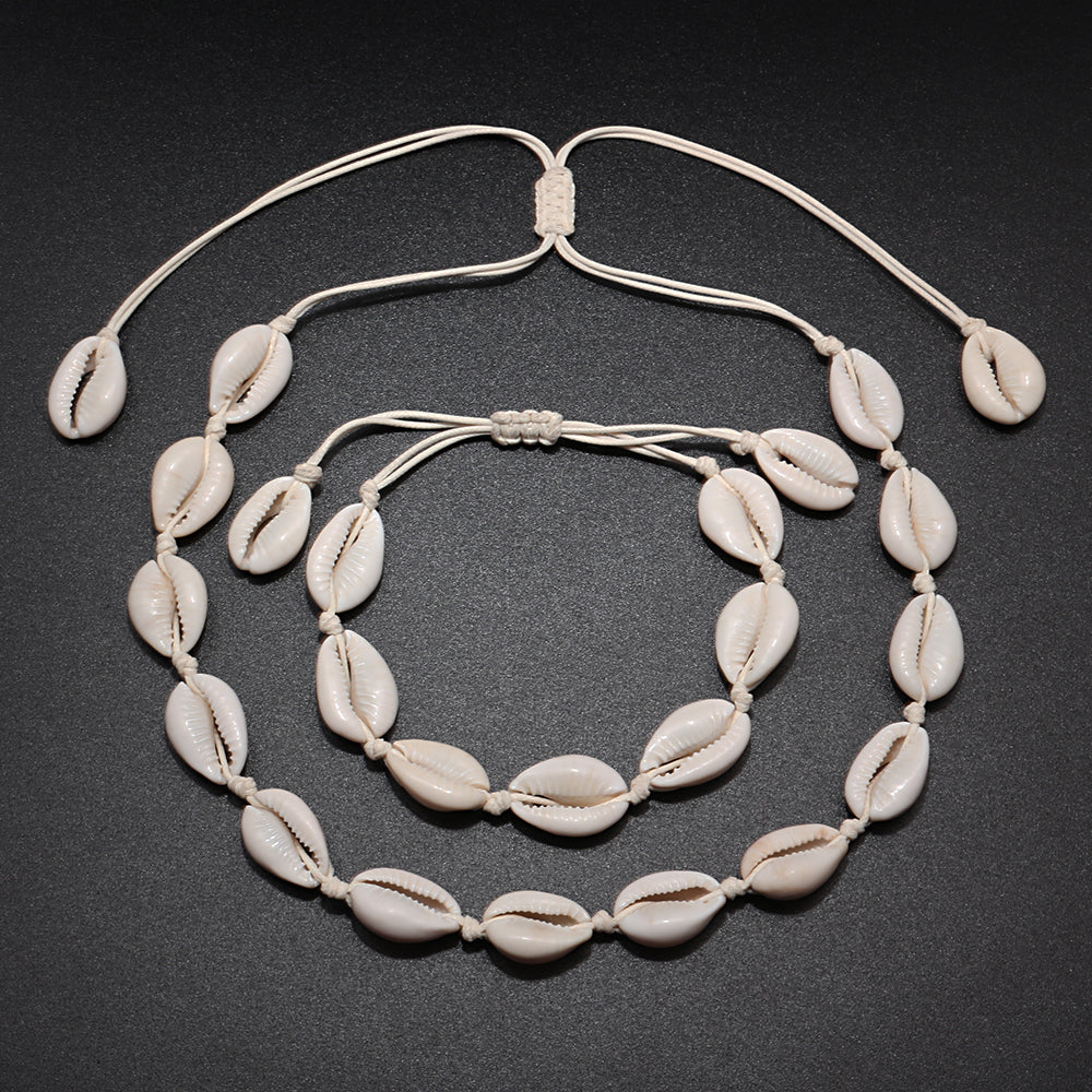 Stylisches Unisex Muschelarmband mit Naturmuscheln und robuster Seilkette. Perfektes Accessoire für den Strand-Look.