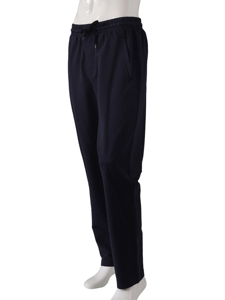 Atmungsaktive dunkelblaue Herren Joggpant. Perfekte Sommerhose für Bequemlichkeit und entspannte Tage.