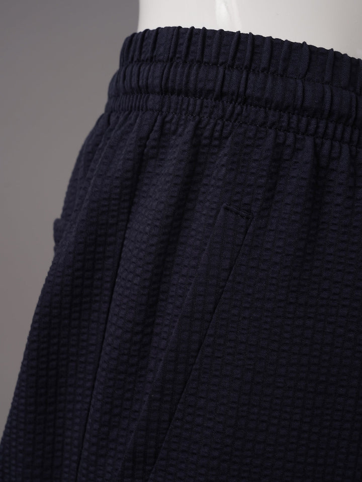 Stilvolle dunkelblaue Herrenhose, eine bequeme Joggpant für den Sommer. Ideal für Freizeit.