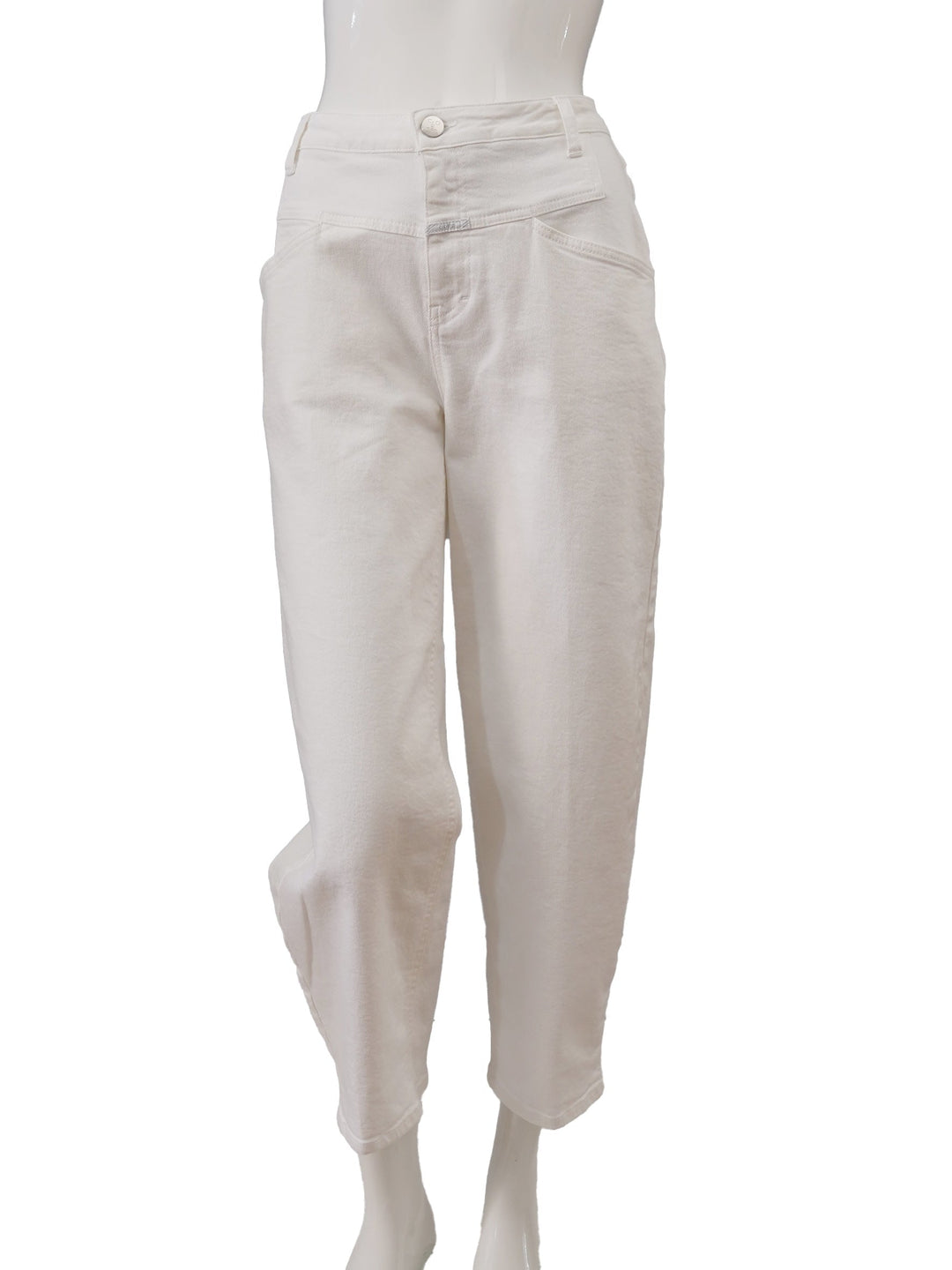 Weiße Damen Boyfriend Jeans mit entspannter Passform, verkürzt und stylish. Perfekt für sommerliche Casual-Looks.