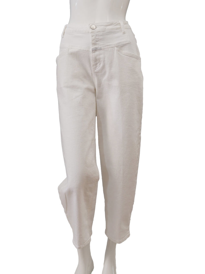 Weiße Damen Boyfriend Jeans mit entspannter Passform, verkürzt und stylish. Perfekt für sommerliche Casual-Looks.