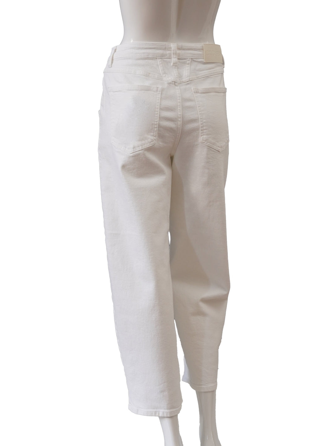Bequeme weiße Boyfriend Jeans für Damen. Verkürzte, lässige Passform ideal für Freizeit und entspannte Tage.