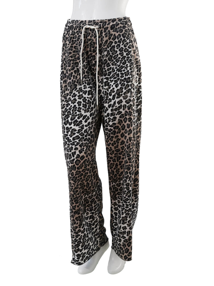 Bequeme Damen Jogginghose mit trendigem Leo-Print. Lockerer Joggpant für Freizeit und Alltag.