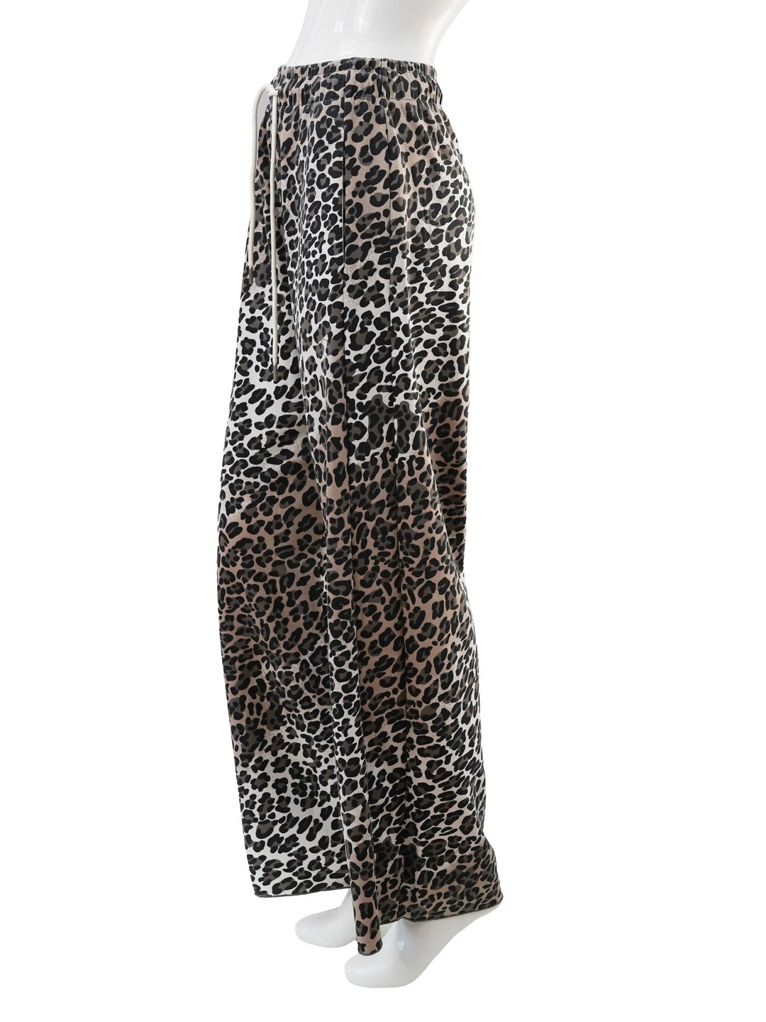 Damen Freizeithose im Leoprint. Bequemer Joggpant mit Animalprint für trendige Alltagslooks.