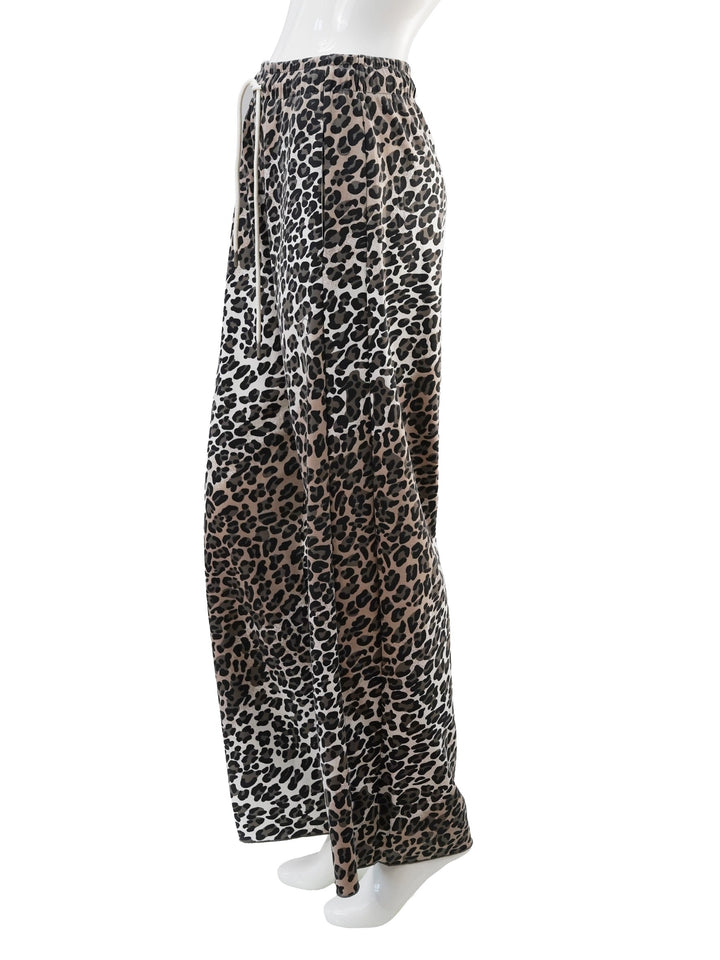 Damen Freizeithose im Leoprint. Bequemer Joggpant mit Animalprint für trendige Alltagslooks.