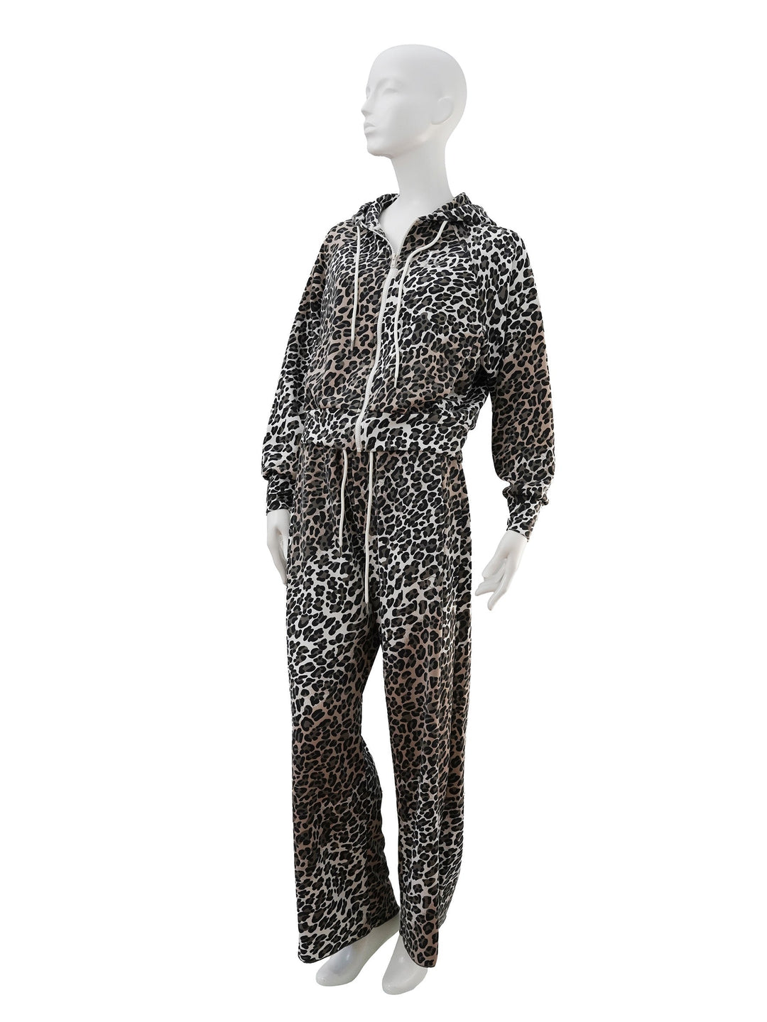 Damen Joggpant mit modernem Animalprint. Bequeme Leo-Jogginghose im lockeren Schnitt für Frauen.
