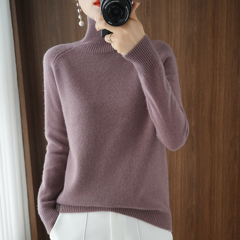 Hochgeschlossener Damen Rollkragenpullover, ein warmer Langarm-Sweater für stilvolle Wintermode.