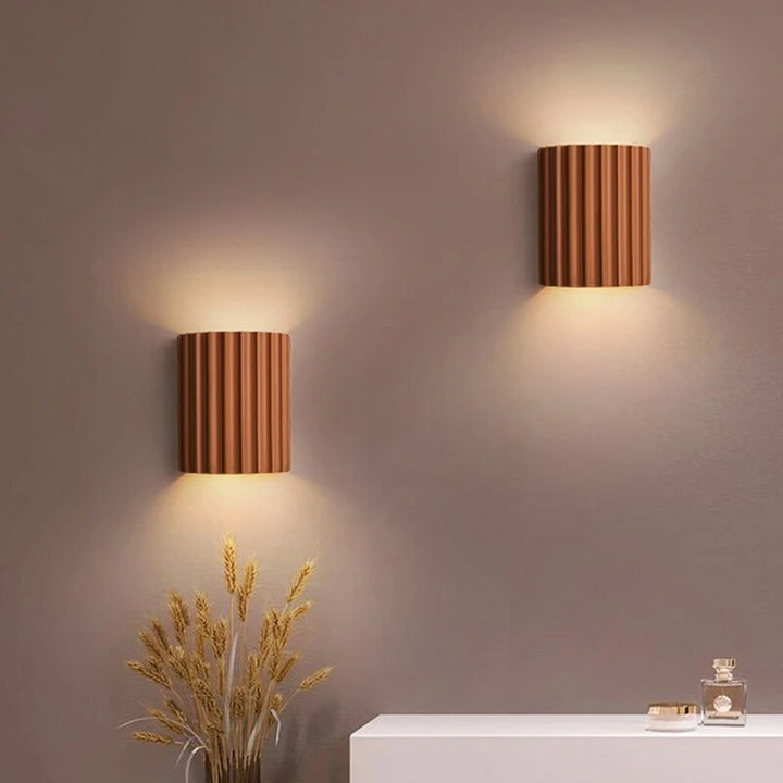 Schlanke Kunstharz LED Wandlampe mit warmweißer Beleuchtung, ideal für modernen Wohnraum.