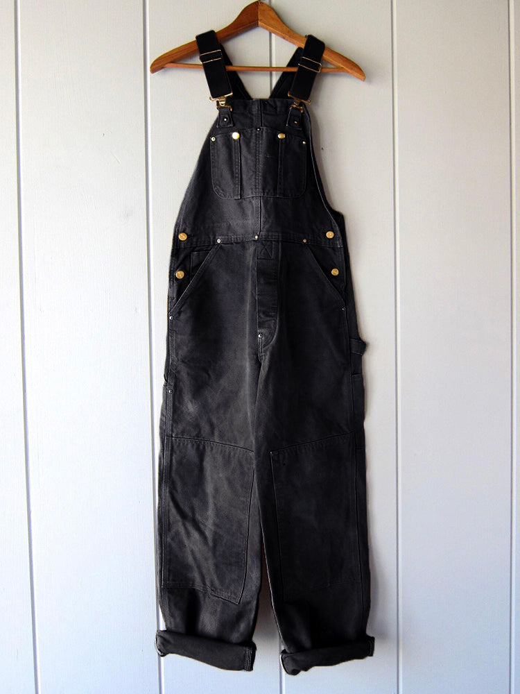 Seitenansicht der Damen Vintage Latzhose, lässiger Overall mit weitem Bein für entspannte Freizeittage.