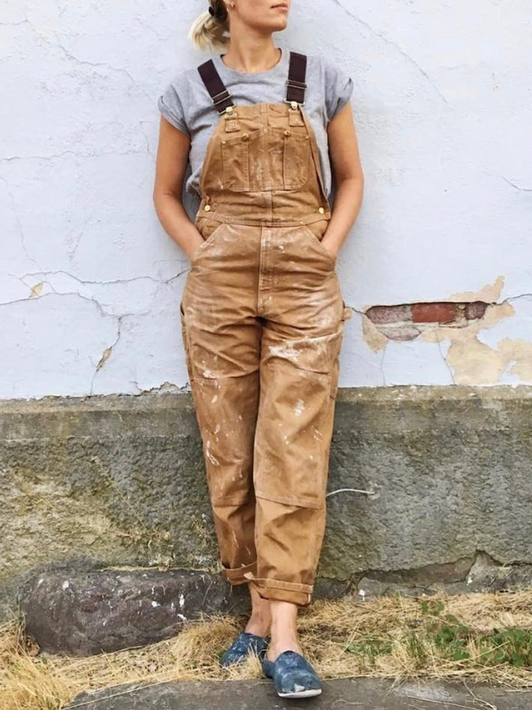 Schwarze Damen Vintage Latzhose, eleganter Jumpsuit mit praktischen Taschen, perfekt für Casual & Büro.
