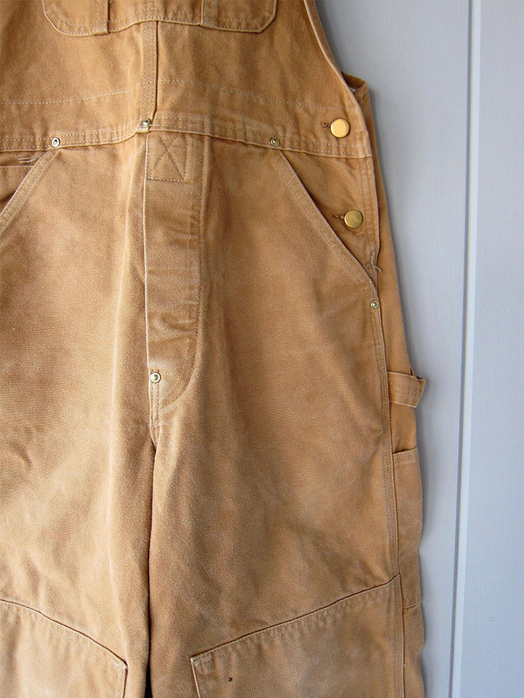 Bequeme Damen Vintage Latzhose in lockerem Schnitt, mit verstellbaren Trägern und nützlichen Fronttaschen.
