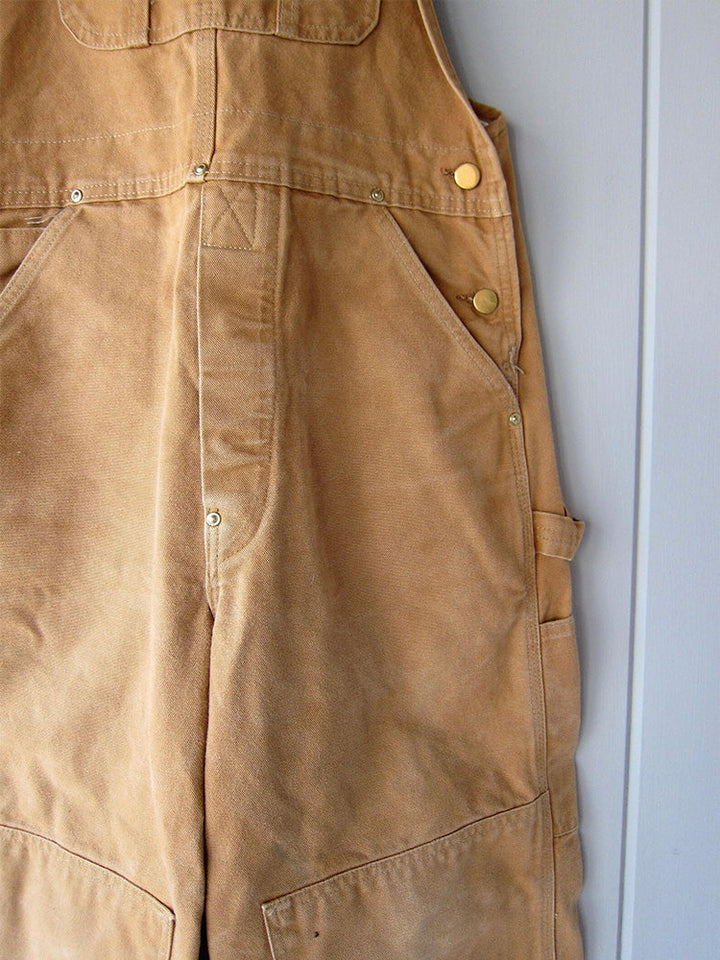 Bequeme Damen Vintage Latzhose in lockerem Schnitt, mit verstellbaren Trägern und nützlichen Fronttaschen.