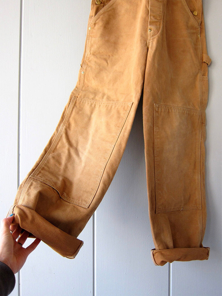 Robuste Damen Vintage Latzhose, klassischer Arbeits-Overall mit breiten Trägern und praktischen Seitentaschen.
