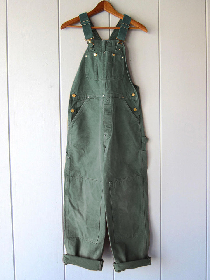 Ganzkörperansicht der Damen Vintage Latzhose, langer Overall mit verstellbaren Trägern und großen Taschen.