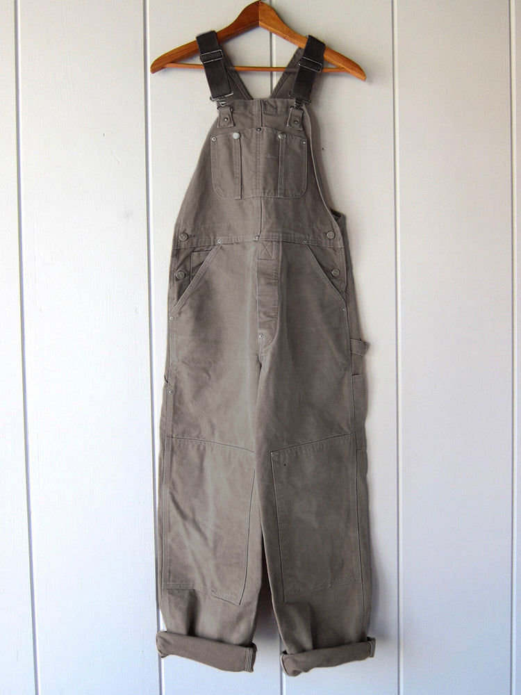 Detailansicht der Damen Vintage Latzhose: Verstellbare Träger und praktische aufgesetzte Taschen.