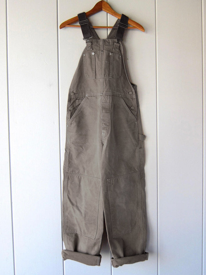Detailansicht der Damen Vintage Latzhose: Verstellbare Träger und praktische aufgesetzte Taschen.