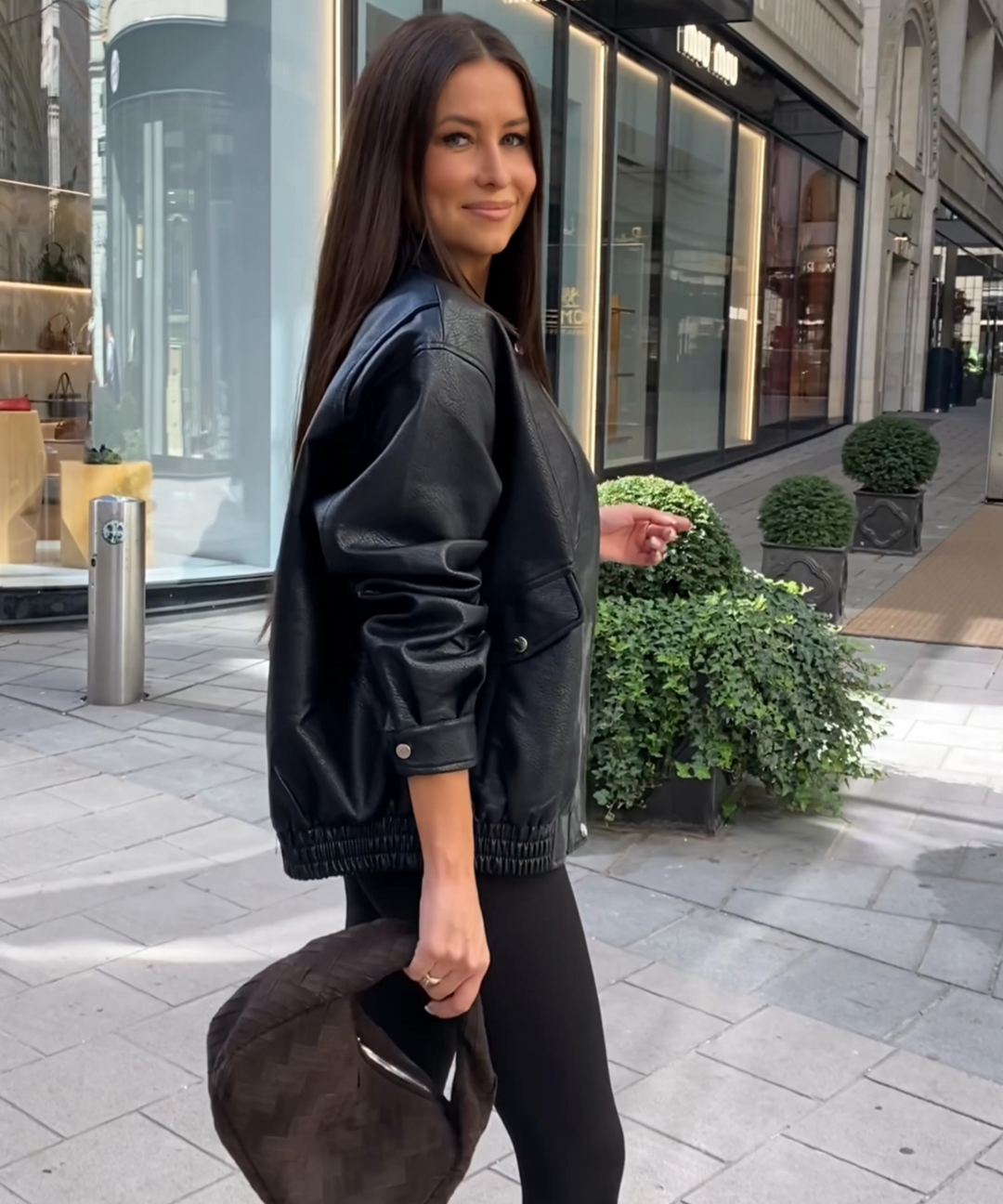 Moderner Oversize-Schnitt der schwarzen Damenjacke. Bequeme, trendige Passform & lässiger Stil.