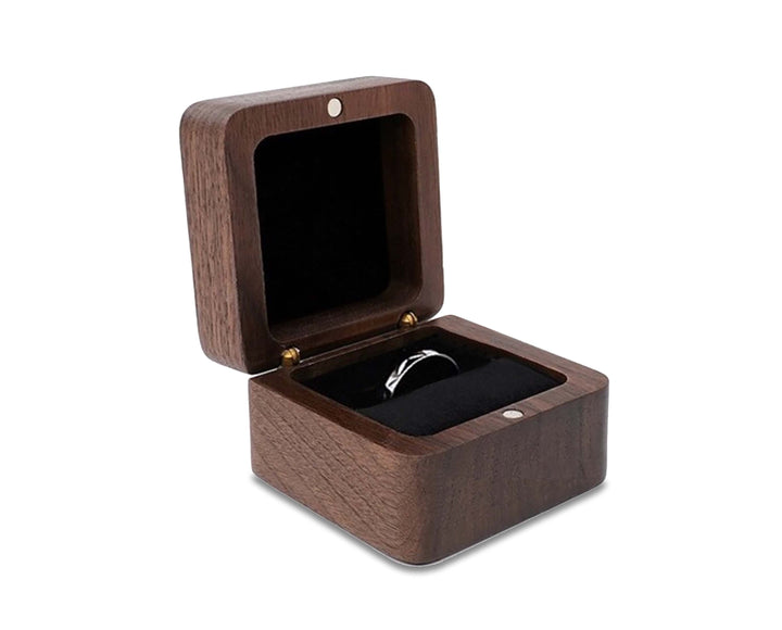 Edle Holzbox zur Aufbewahrung von Ringen und Ohrringen. Samtweicher Innenraum schützt wertvollen Schmuck.