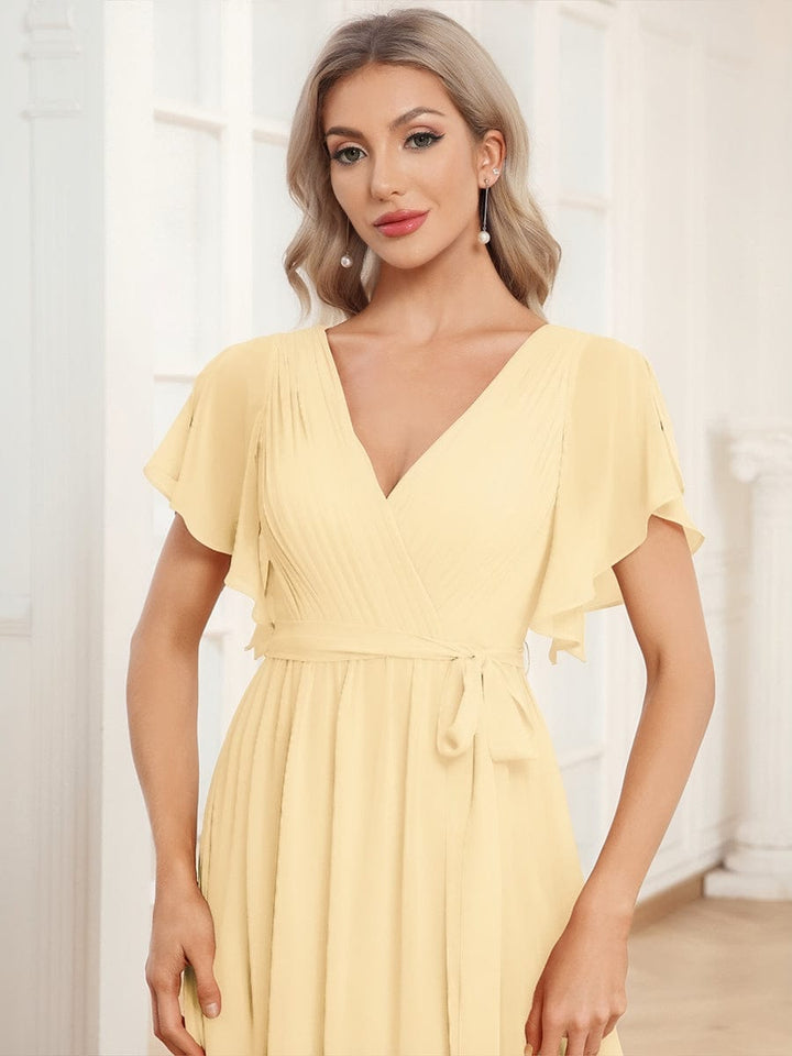 Stilvolles schwarzes Abendkleid A-Linie, V-Ausschnitt & Flügelärmel, für Hochzeitsgäste.
