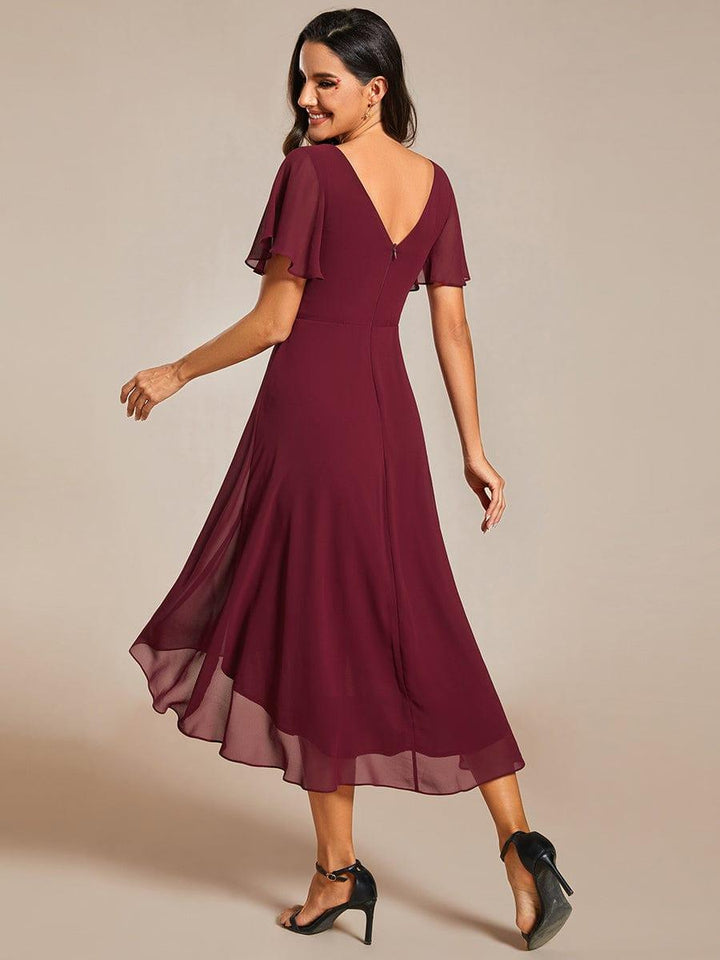 Weinrotes Vokuhila Abendkleid für Damen, elegant & festlich für Hochzeiten oder besondere Anlässe.