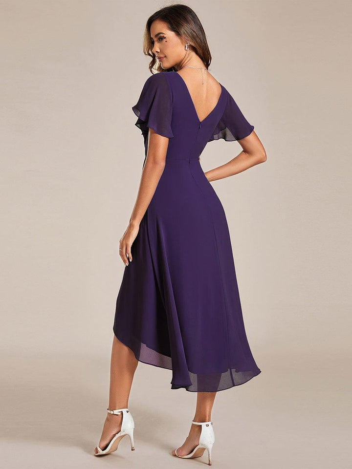 Stilvolles Champagnerfarbenes Damen Abendkleid, Vokuhila-Design, A-Linie, Midi-Länge; glamourös für Feste.