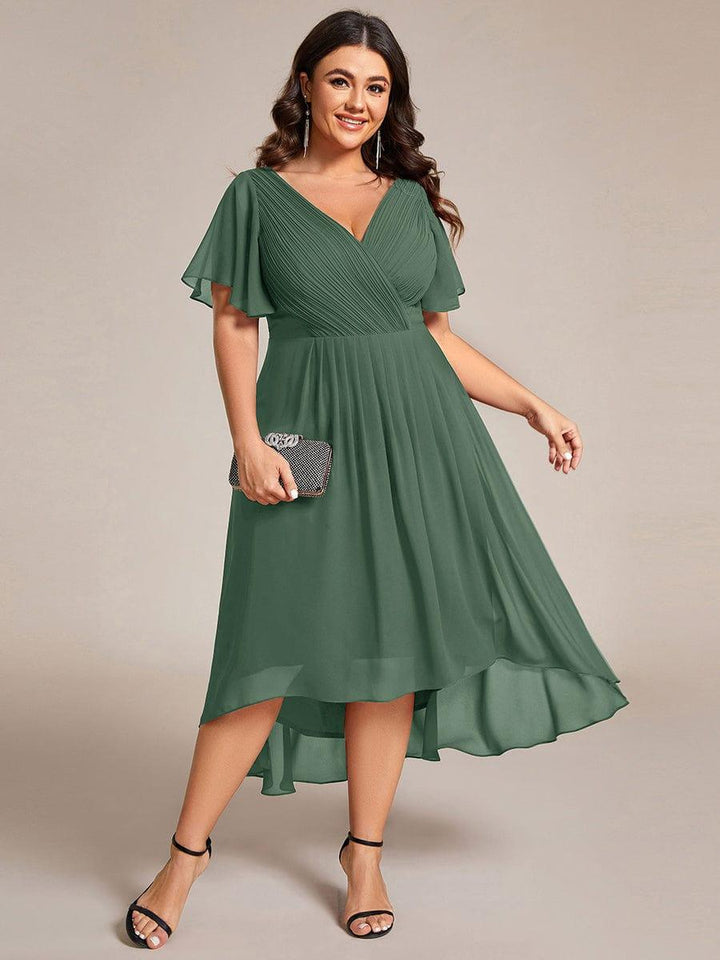 Glamouröses Weißes Vokuhila Abendkleid, figurschmeichelnde A-Linie und Empire-Taille; festlich.