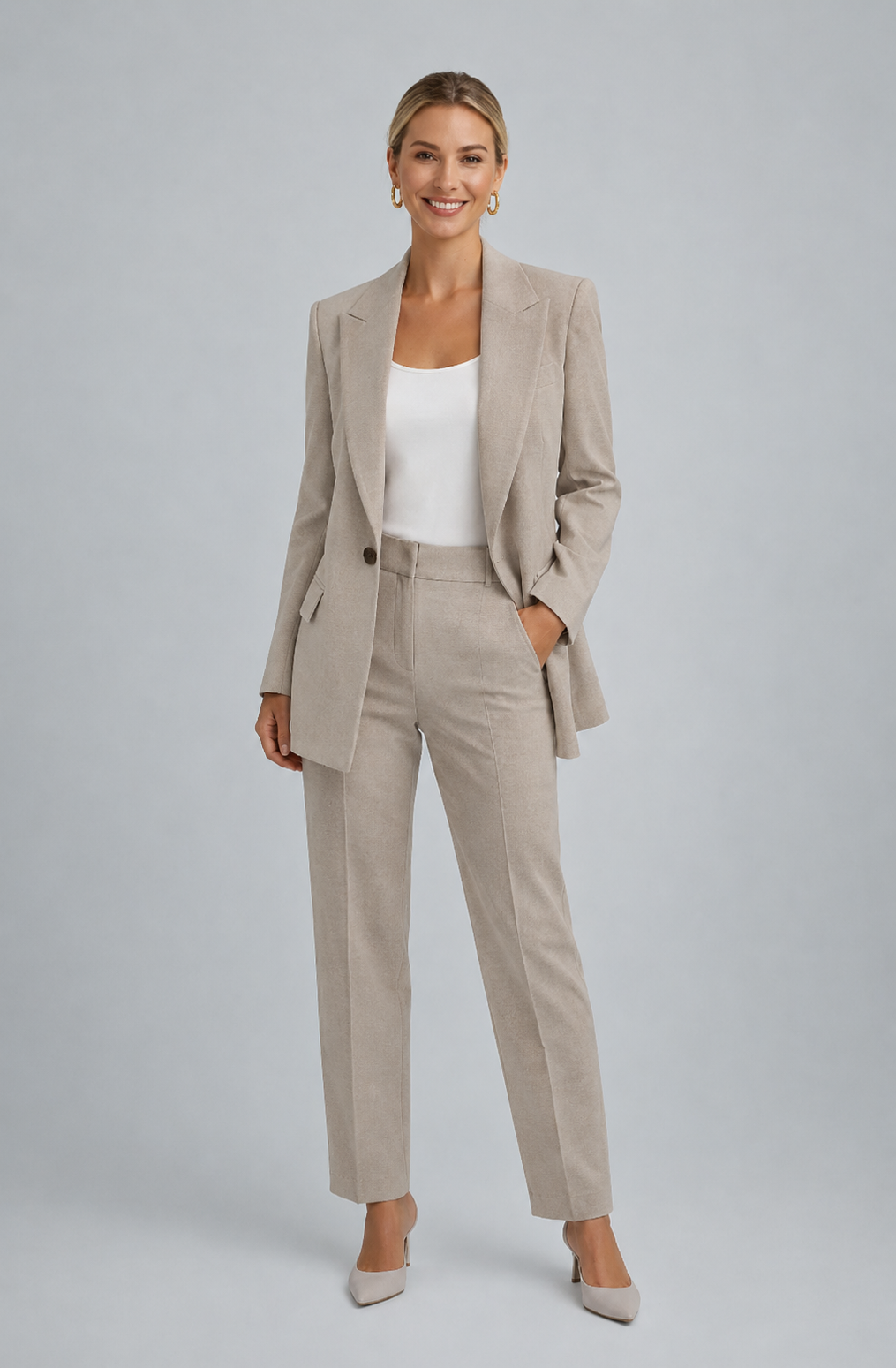 Bequemer & eleganter Damen Hosenanzug. Perfekter Schnitt für einen stilvollen Auftritt im Büro & Alltag.