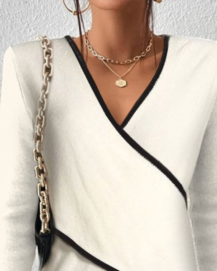 Figurbetonter Damen Wickelpullover mit langem Arm und V-Ausschnitt. Moderner Stil, elegant mit Kontrastdetails für Wintermode.