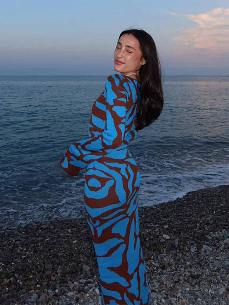 Modisches blaues Damen Strickkleid als schickes Freizeitkleid oder elegantes Bürokleid.