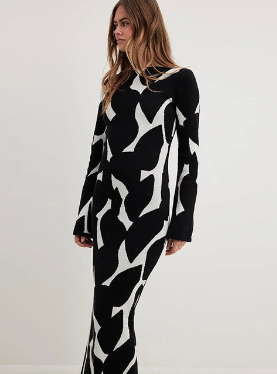 Körperbetontes blaues Damen Langarm Strickkleid, elegant und bequem, betont die feminine Silhouette.