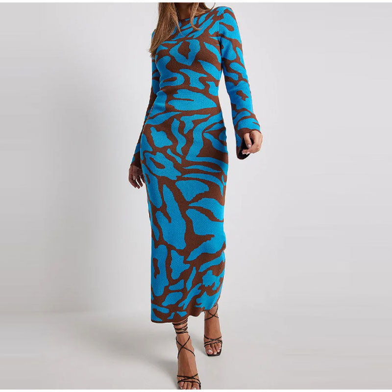 Kuscheliges beiges Damen Strickkleid mit Langarm, komfortabel und stilvoll für die kälteren Monate.