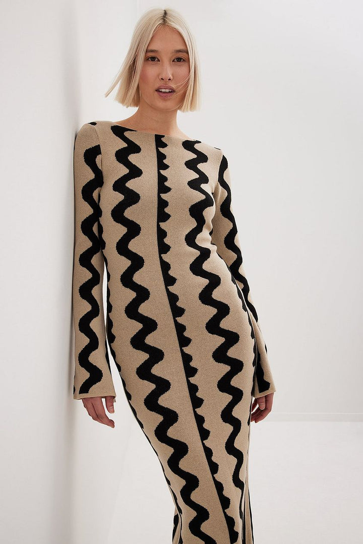 Modernes elegantes Damen Langarm Strickkleid in Blau, perfekt für einen chicen Look in der kalten Jahreszeit.