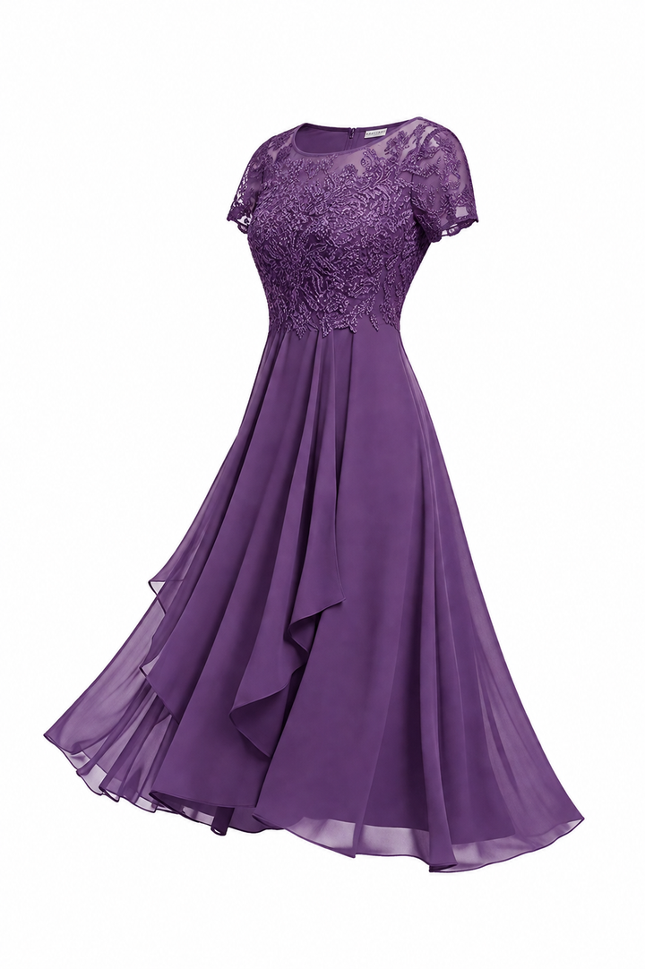Frau trägt elegantes Midi-Hochzeitsgastkleid mit Stickerei, ein schickes Sommerkleid für besondere Anlässe.