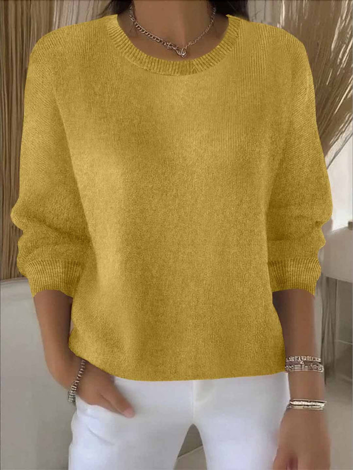 Moderner Damenpullover in Nahaufnahme, zeigt weiche Textur & eleganten Schnitt. Hoher Komfort.