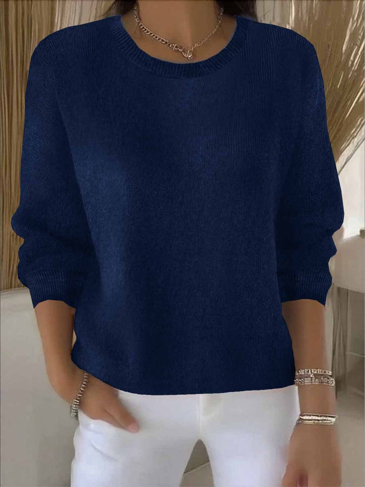 Frau trägt bequemen Damenpullover, ideal für stilvollen Alltagslook. Herbst-/Wintermode.