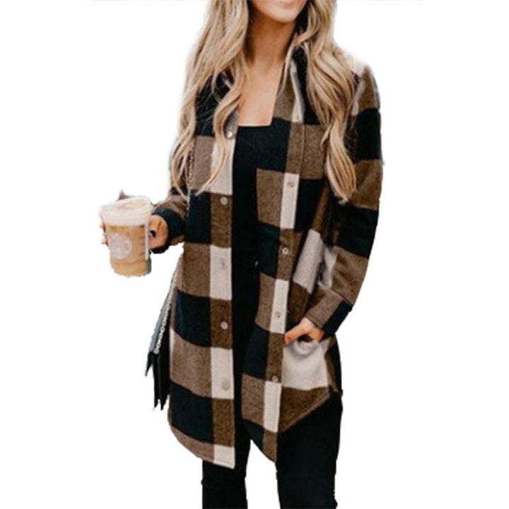Frau trägt entspannte Freizeitbluse, modisch kombiniert für einen schicken Casual-Look.