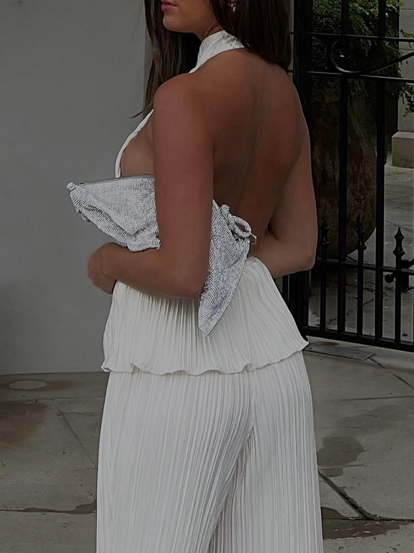 Modisches Damen Freizeit-Outfit: Elegantes zweiteiliges Lounge-Set mit Neckholder-Top und weicher, weiter Hose.