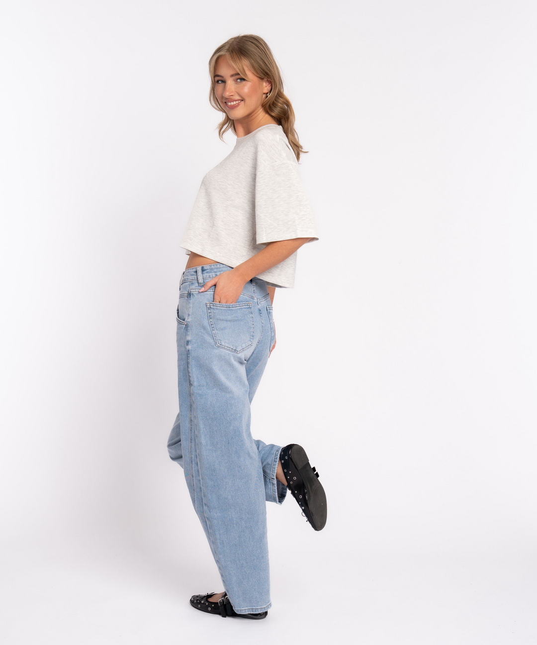 Stilvolle hellblaue Damen Barrel Jeans, weite Passform, Stretch-Denim, bequem & trendig.