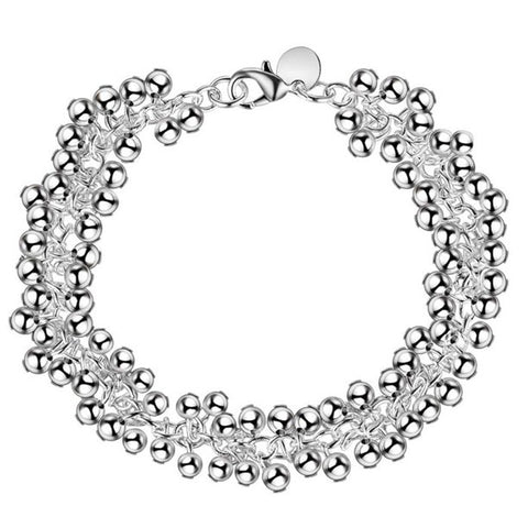 Damen Armband aus glänzendem Sterlingsilber mit feinen Kugeln, symbolisiert zeitlose Eleganz. Perfektes Schmuckstück.